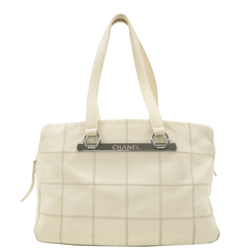 Chanel Lightweight Handbag for Daily ErrandsCHANEL Chocolate Bar Caviar Skin Tote Bag Hand Bag White