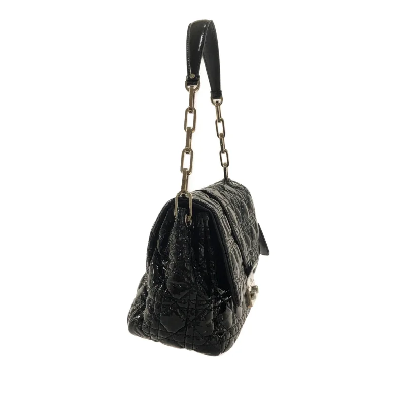 Stylish Christian Dior shoulder bags with a tassel - adorned zipperDior Cannage New Lock Patent Leather Flap Bag (X1xDnR)